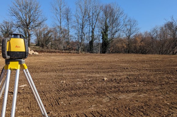 Nivelage au laser de cette plateforme à Planchez 