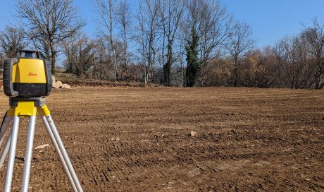 Nivelage au laser de cette plateforme à Planchez 