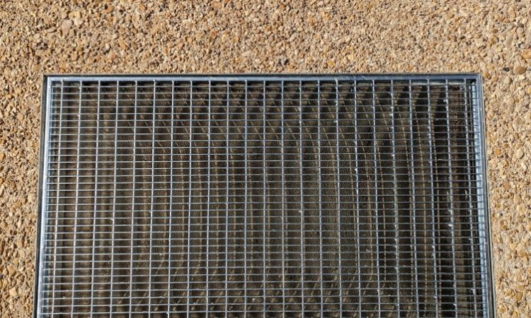 Pose de grilles gratte pieds 